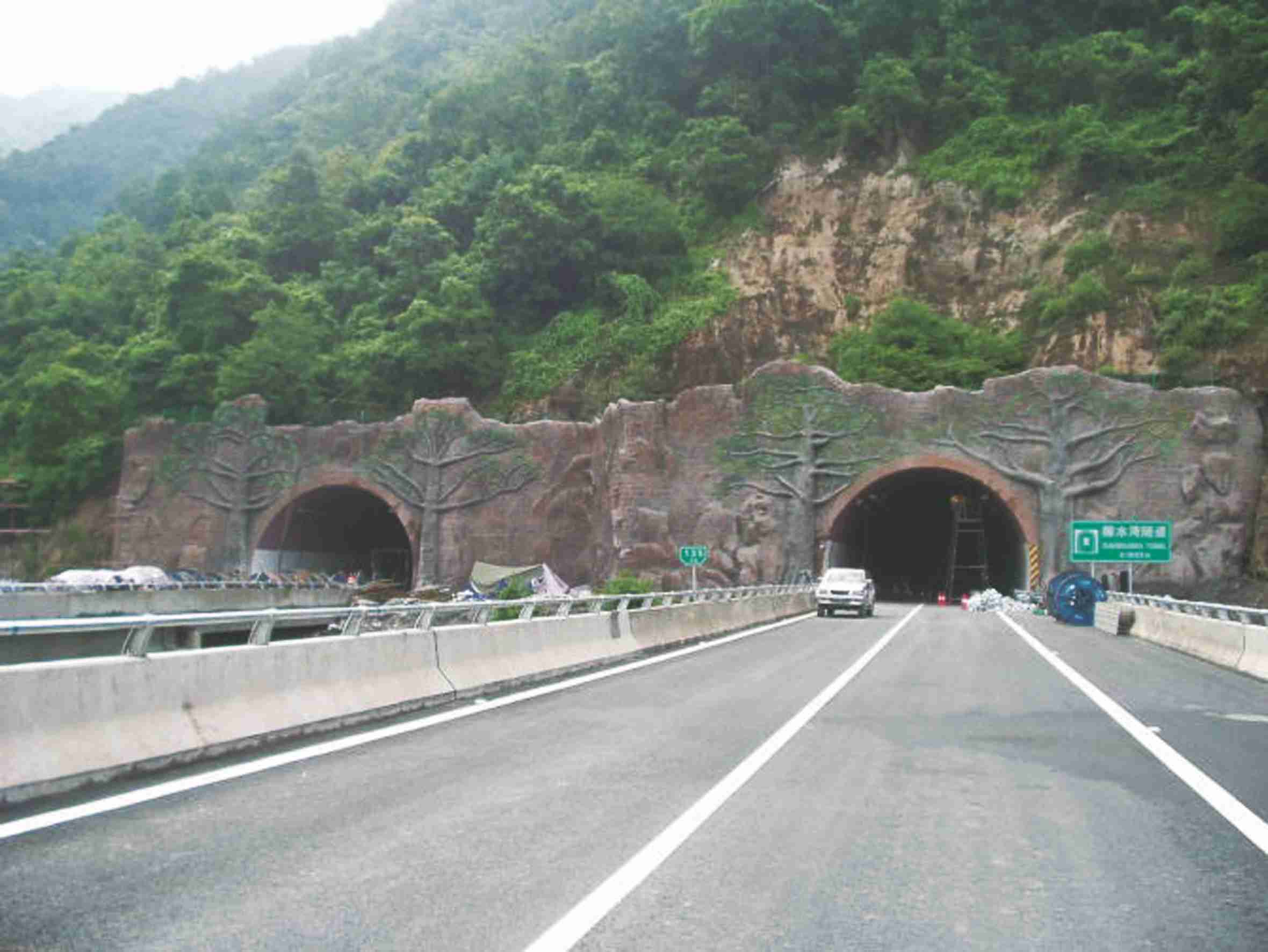 7西昌至攀枝花高速公路酸水灣隧道.jpg