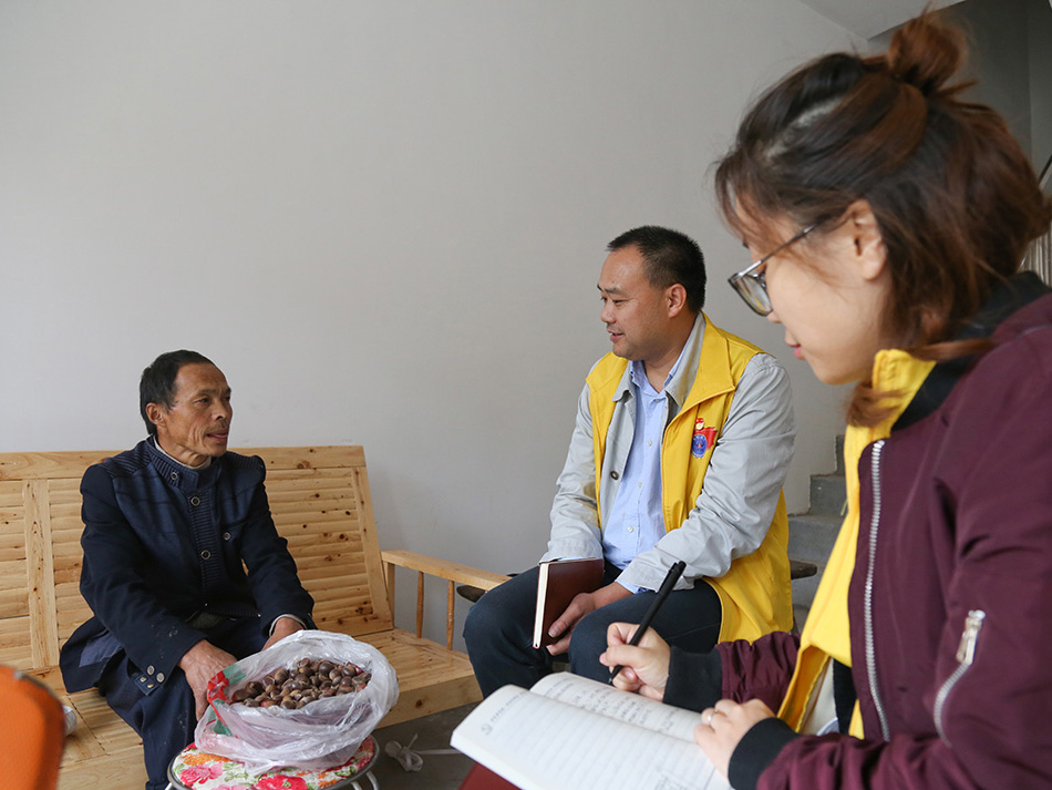 集團機關(guān)黨總支黨員干部慰問貧困戶