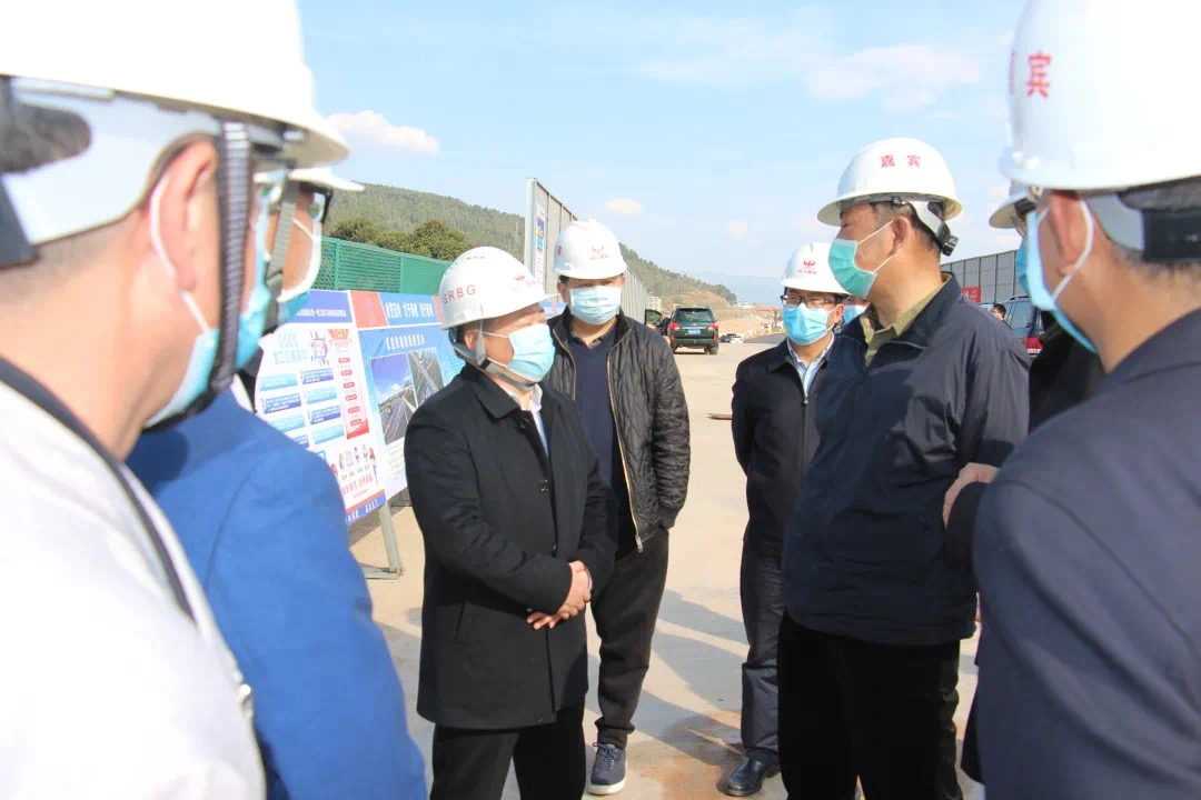 四川路橋下屬怡達公司復(fù)工戰(zhàn)“疫”工作獲省委常委曲木史哈點贊