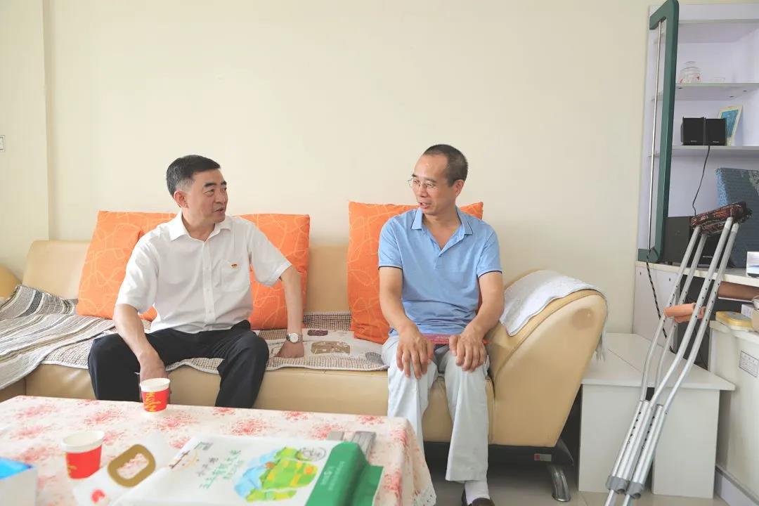 蜀道集團黨委副書記、董事鄒蔚走訪慰問四川路橋困難黨員