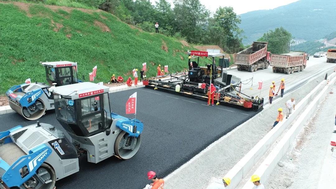四川路橋鎮廣高速 A-LM2項目首次采用自動化攤壓施工瀝青混凝土下面層