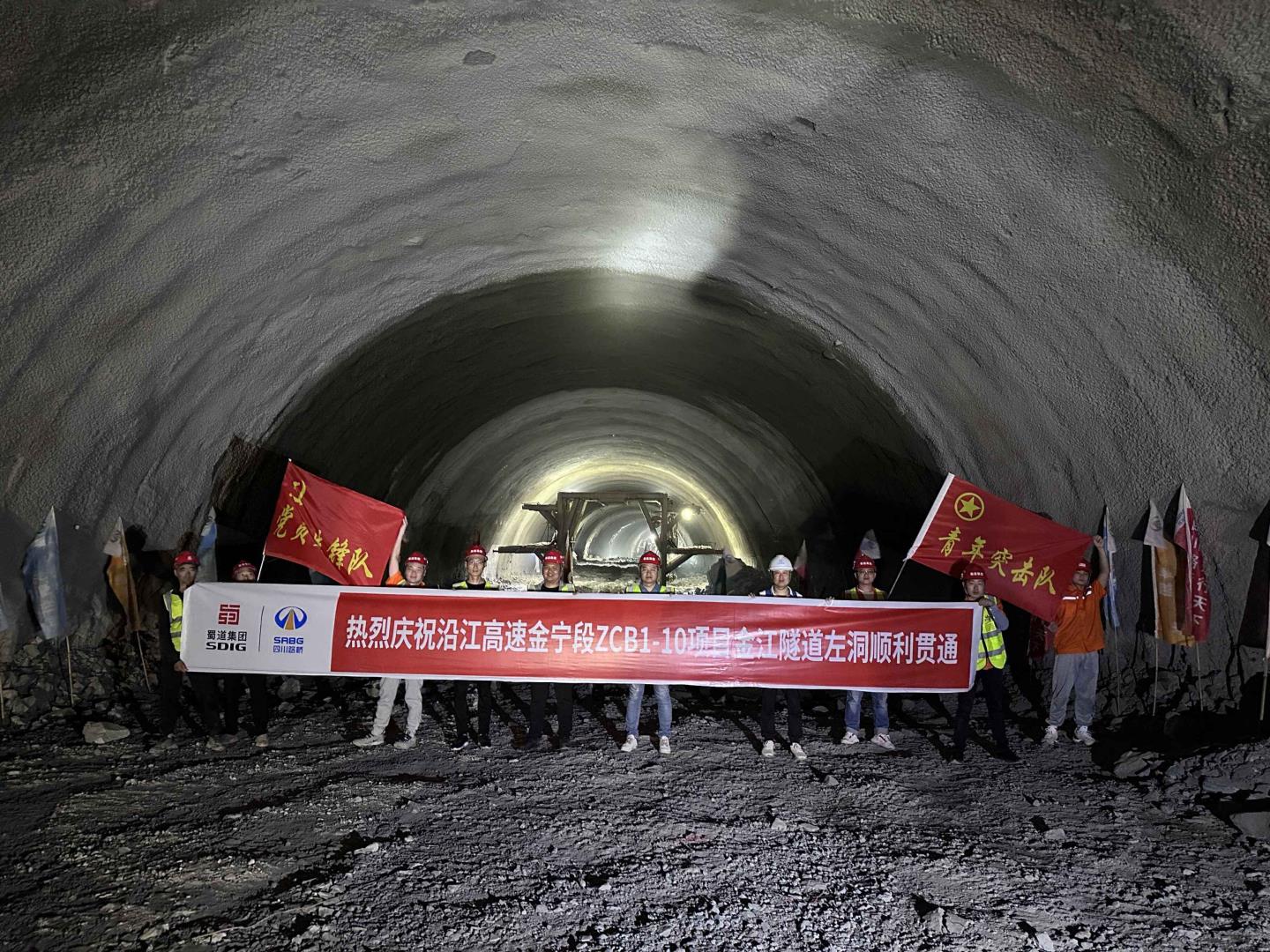 【奮戰開門紅】路橋集團公路三分公司沿江高速金寧段ZCB1-10項目金江特長隧道左洞順利貫通