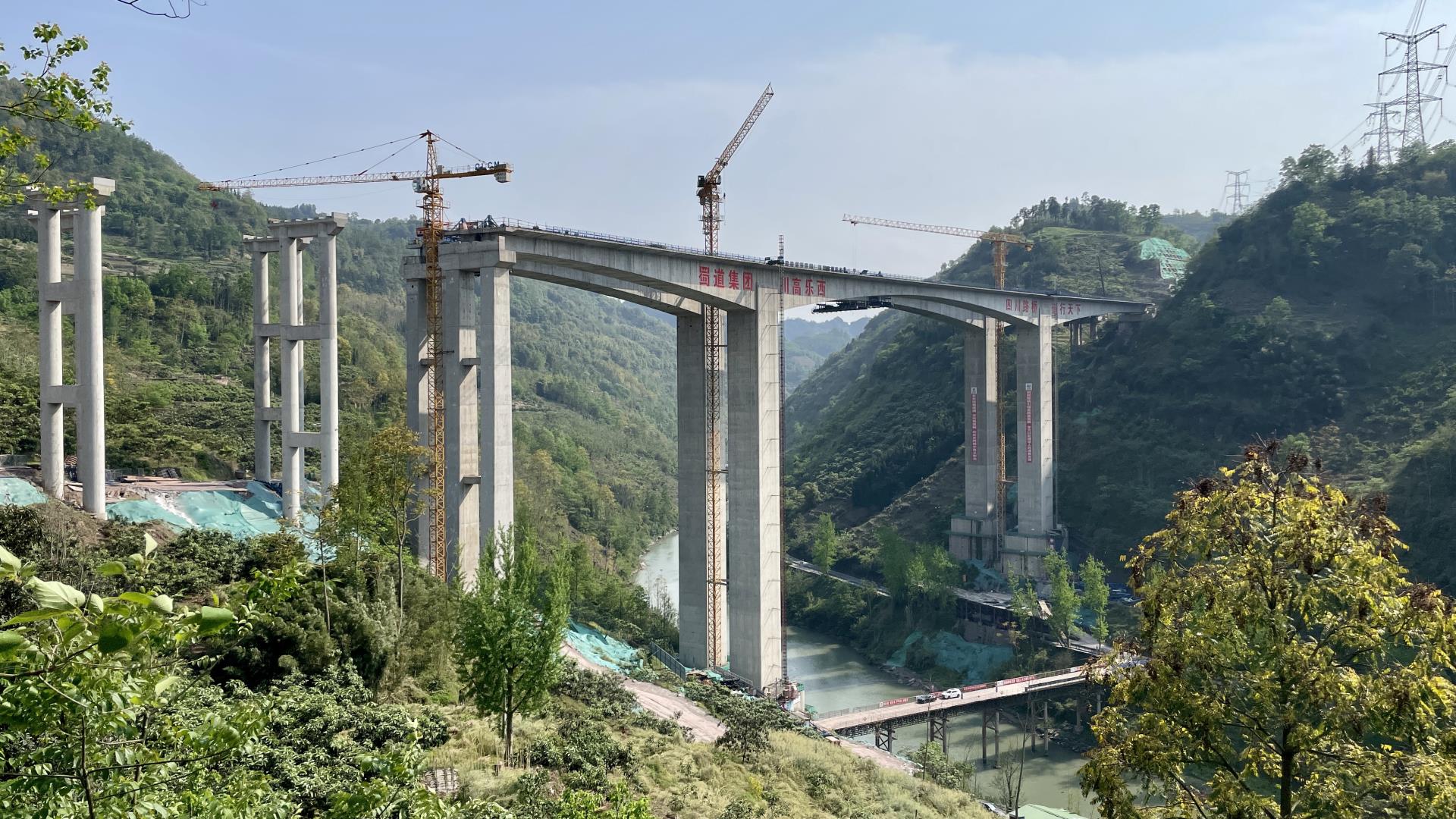 【奮進正當時】樂西高速建設馬邊河大橋雙幅順利合龍