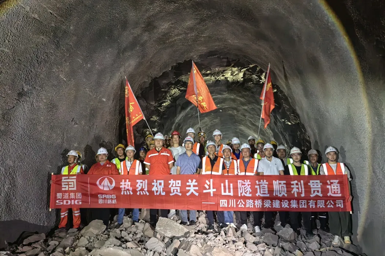 項(xiàng)目動(dòng)態(tài) | 隆黃鐵路隆昌至敘永段擴(kuò)能改造工程項(xiàng)目關(guān)斗山隧道順利貫通