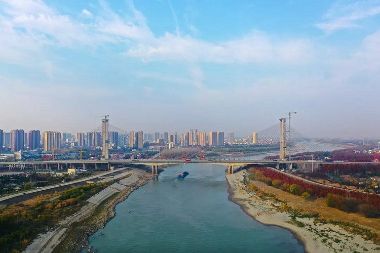 奮戰四季度? | 川橋飛越漢江水，暢通南北大動脈 ——京港澳高速公路湖北段擴容改造項目漢江特大橋順利合龍